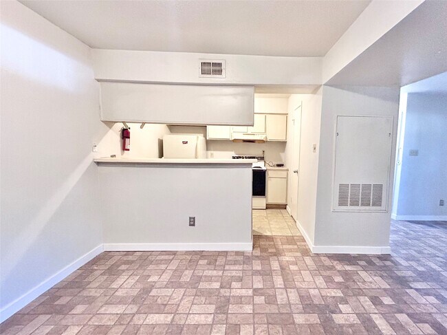 Building Photo - 8201 Richmond Ave.