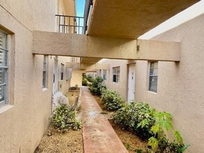 Building Photo - 600 SW 2nd Ave