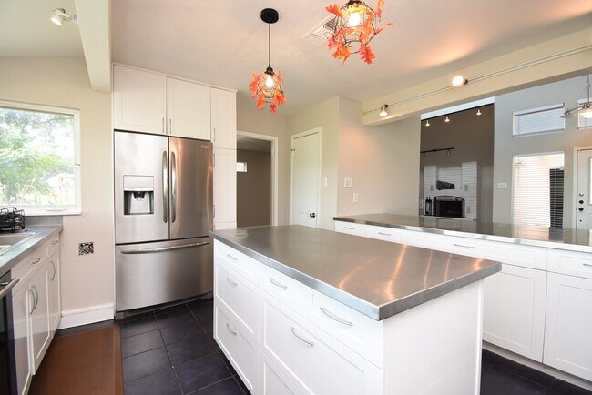 Building Photo - 6003 Long Leaf Dr