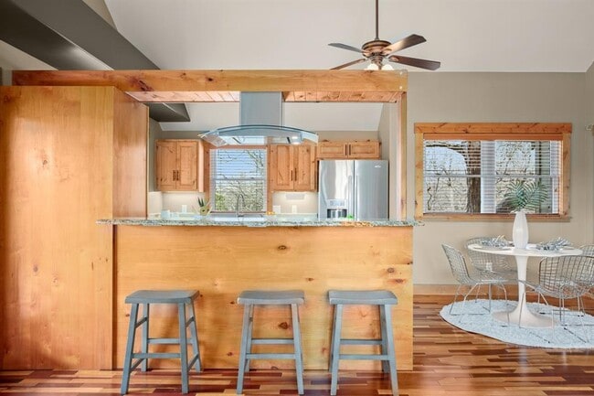 Building Photo - 912 E 51st St