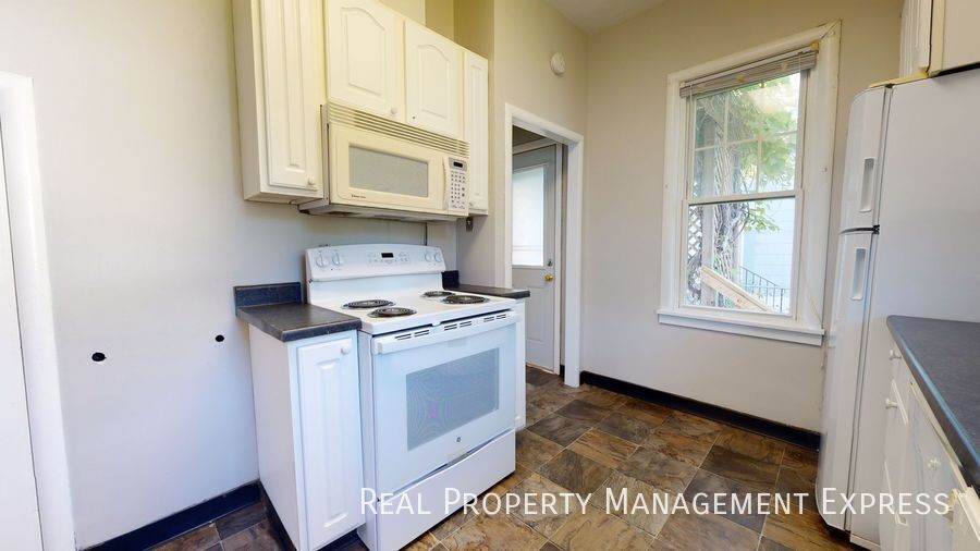 Building Photo - Renovated 2 Bedroom 1 Bathroom Home w/ Sin...
