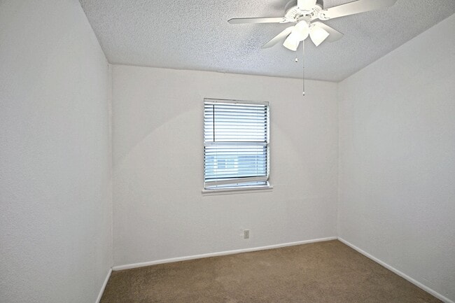 Building Photo - 633 S Academy Ave