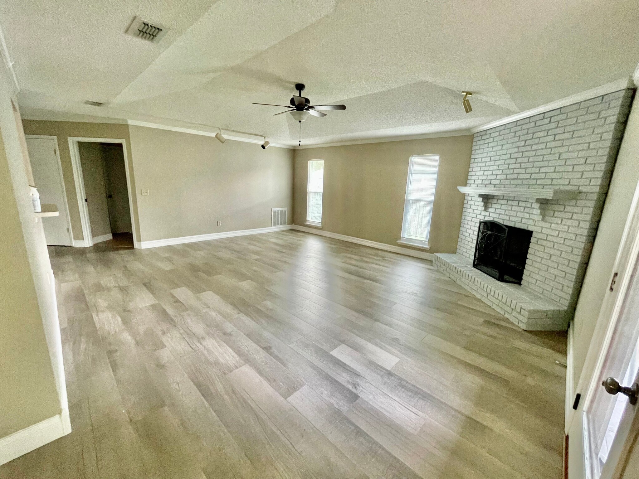 Building Photo - 10439 Inverness Dr