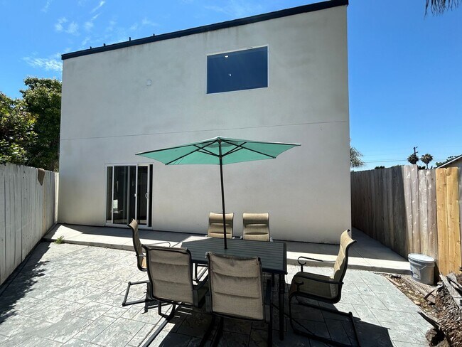 Building Photo - 4BD/2BA on 63rd!