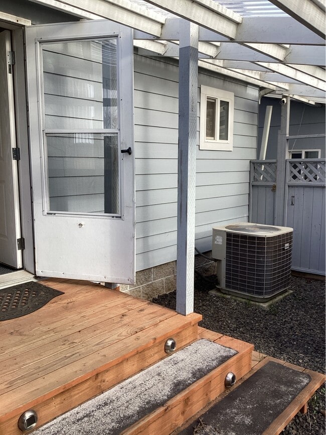 Building Photo - 365 SW Pacific View St