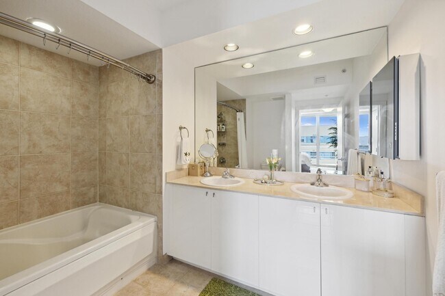 Building Photo - 1551 N Flagler Dr