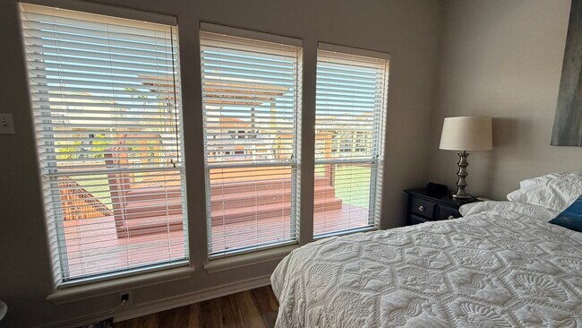 Building Photo - 13806 Primavera Dr