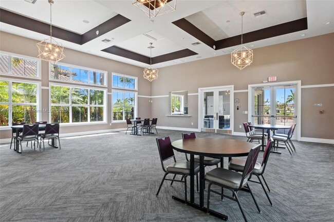 Building Photo - 4200 Hillcrest Dr