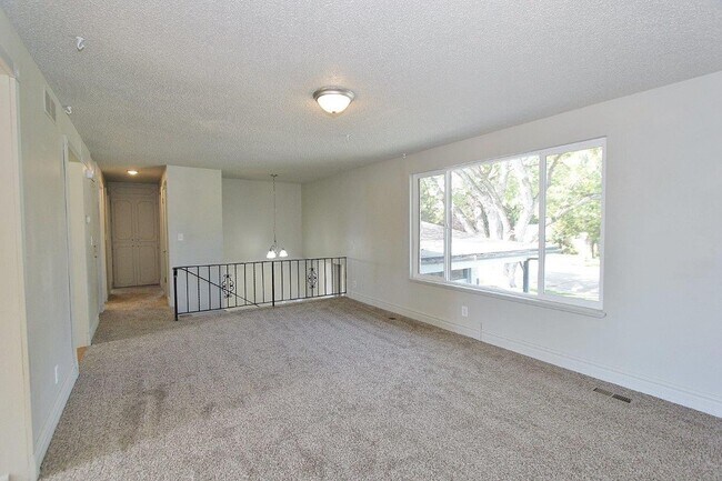 Building Photo - Spacious Home in Quiet Neighborhood