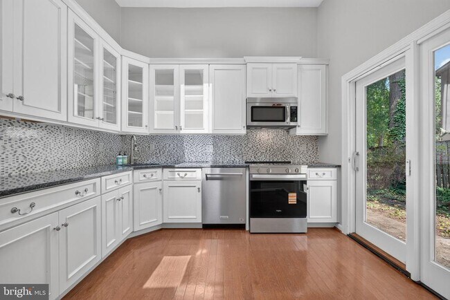 Building Photo - 6 Youngs Farm Ct