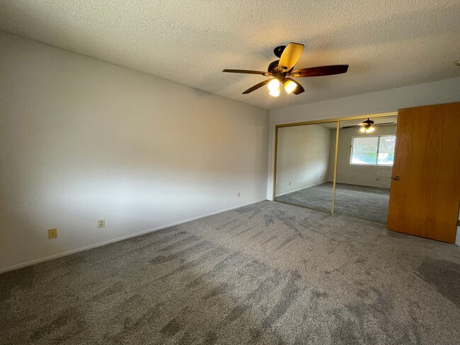 Building Photo - Two Bedroom Two Bathroom Home in Hemet!