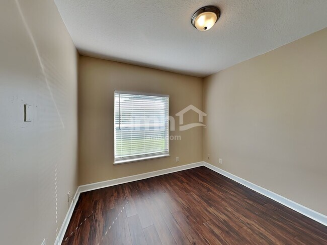 Building Photo - 6117 NW Gause Ave