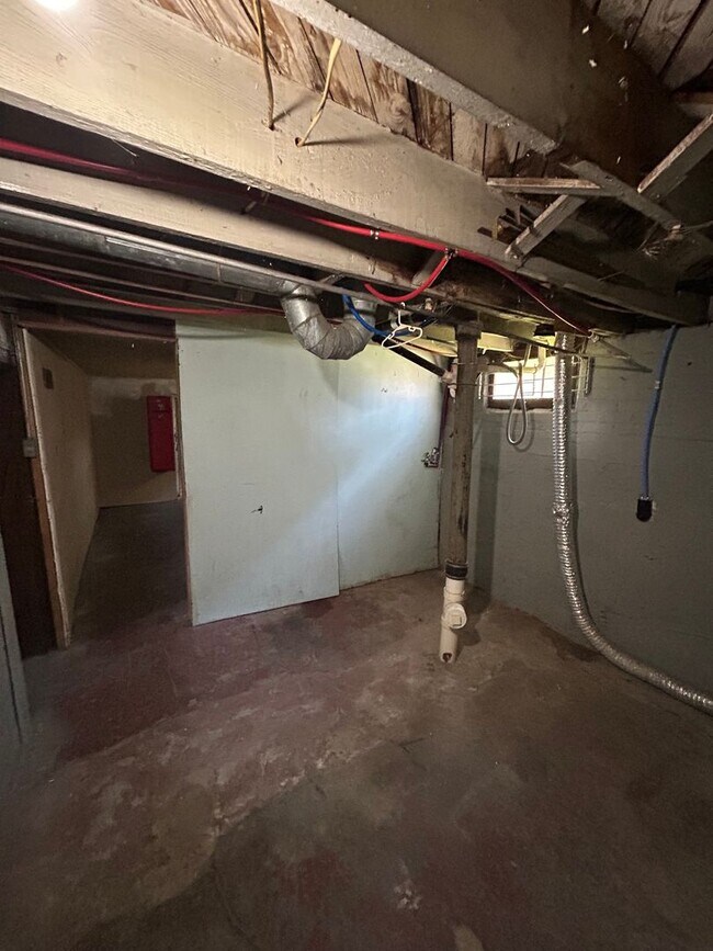 Building Photo - Updated 3-Bedroom, 1-Bathroom Home – $1,400/Month | Accepting Section 8