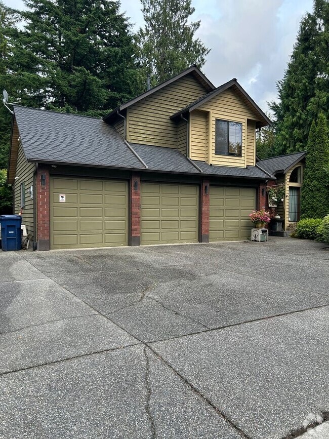 Building Photo - 3-bedroom, 2.5-bathroom home located in th...