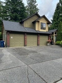 Building Photo - 3-bedroom, 2.5-bathroom home located in th...
