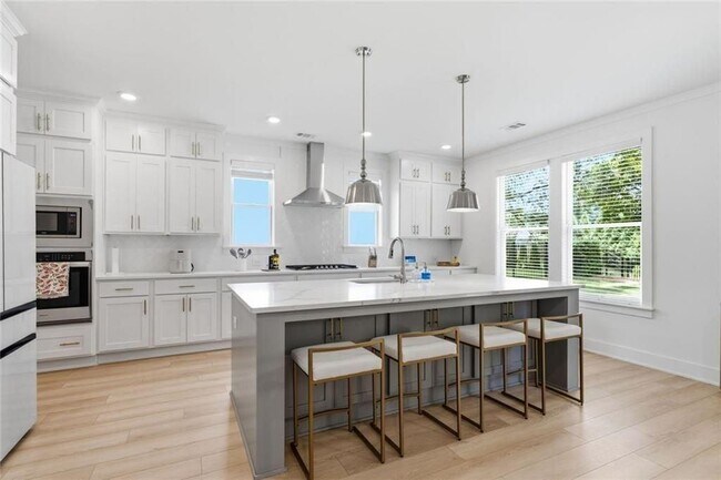 Building Photo - 5045 Reserve Dr