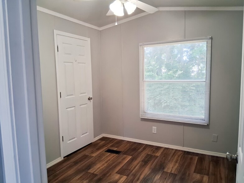 Building Photo - 14 Deerwood Park