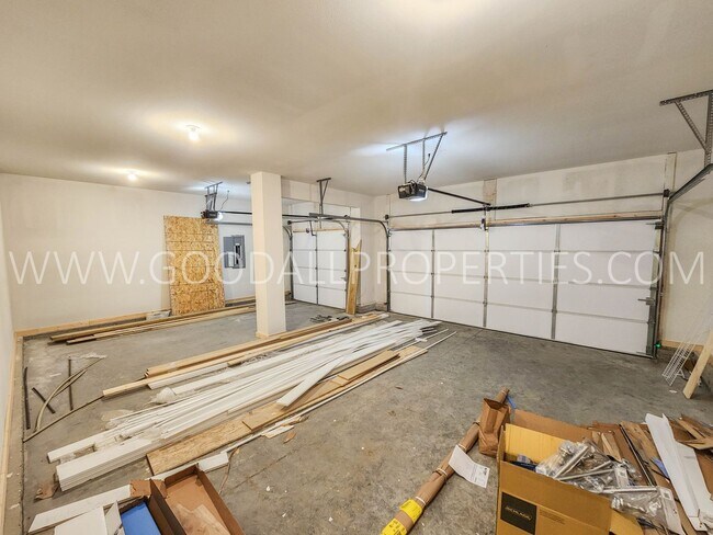 Building Photo - 6 Bedroom 4 bathroom two story home in Waukee