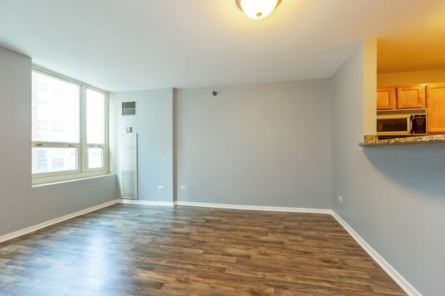 Building Photo - 345 N La Salle Dr