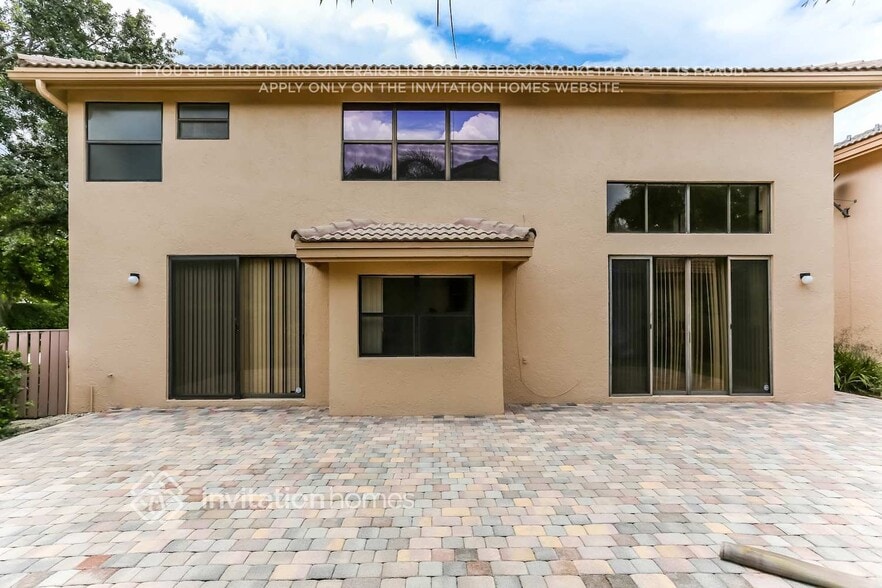 Building Photo - 1240 NW 105th Ave