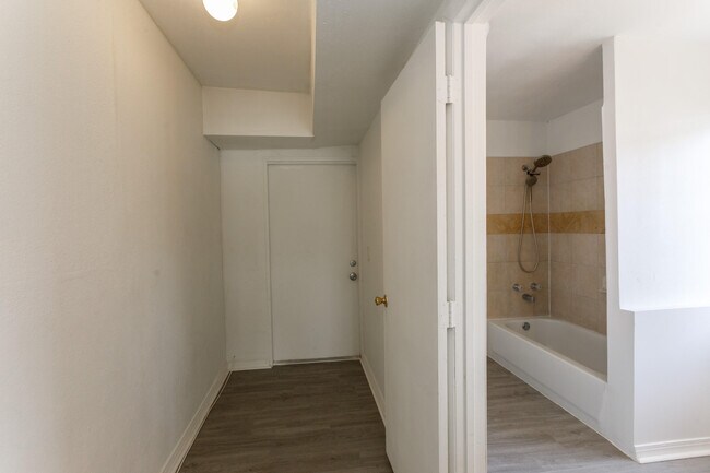 Building Photo - 1164 W 31st St