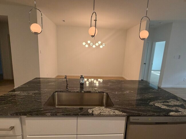 Building Photo - 523 Robin Ct