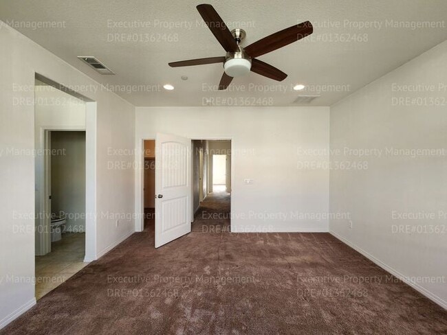 Building Photo - 3 bedroom/ 2.5 bathroom town home located in a secured gated community.