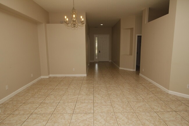 Building Photo - 523 Gardendale Cir SE