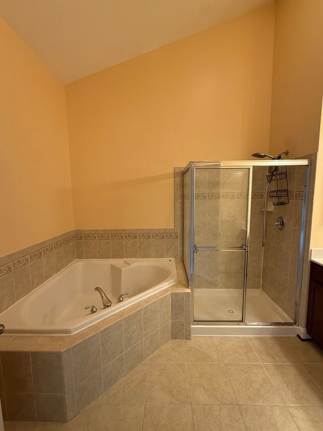 Building Photo - ACT FAST! 4 Bedroom Townhome in Desirable Gateway Overlook Community!