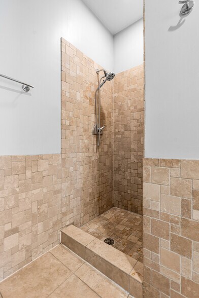 Building Photo - 529 N Racine Ave