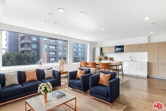 Building Photo - 901 Flower St