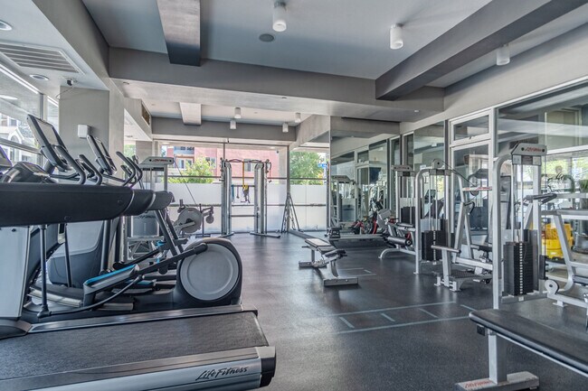 Building Photo - 555 Front St