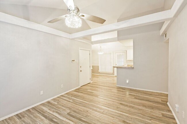 Building Photo - 10590 High Hollows Dr