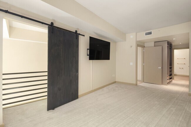 Building Photo - 910 Lenora St