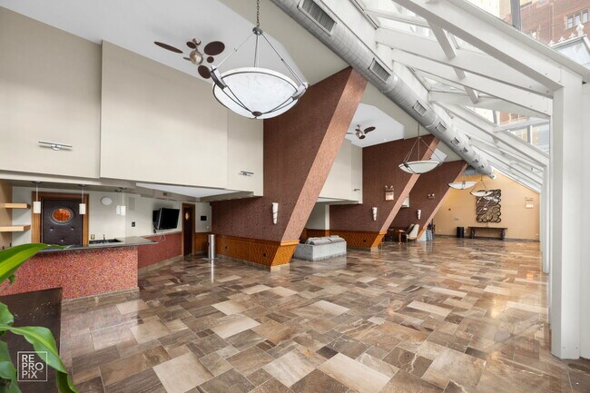 Building Photo - 111 E Chestnut St