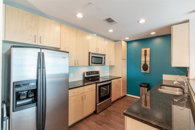 Building Photo - 5925 Almeda Rd