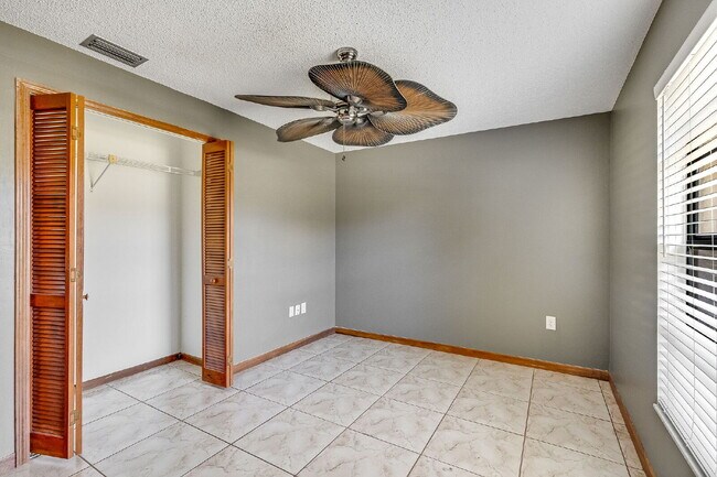 Building Photo - Beautifully updated Pool Home