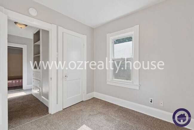 Building Photo - 1735 Roosevelt Cir