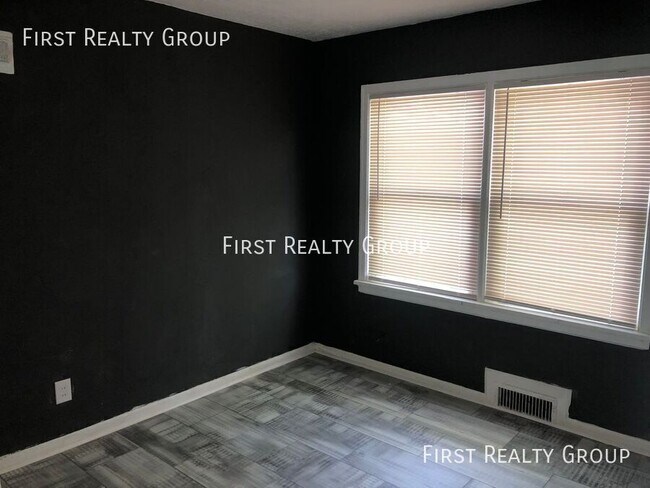 Building Photo - 330 Verona Rd