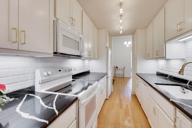 Building Photo - 1402 N La Salle Dr