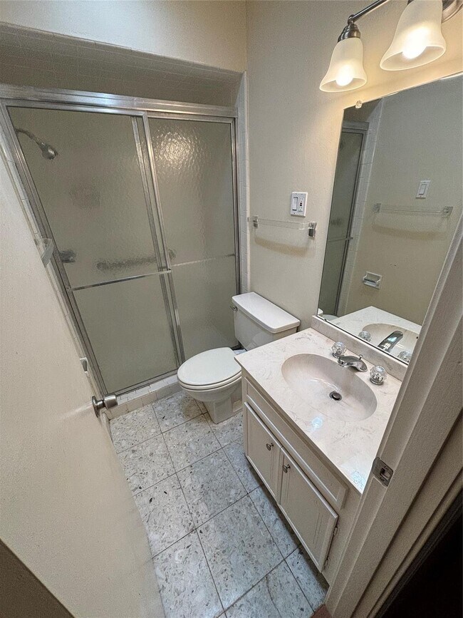 Building Photo - 2727 Briarhurst Dr