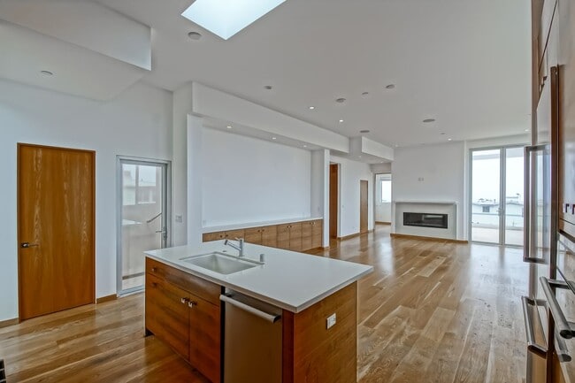 Building Photo - 4BR3.5BA + OFFICE! NEWER CONSTRUCTION, MOD...