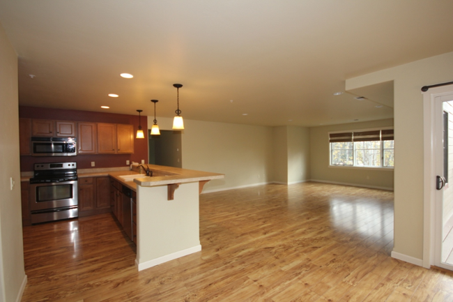 Building Photo - 645 Woodland Pl
