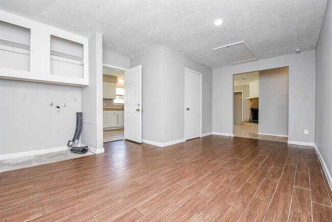 Building Photo - 23114 Newgate Dr