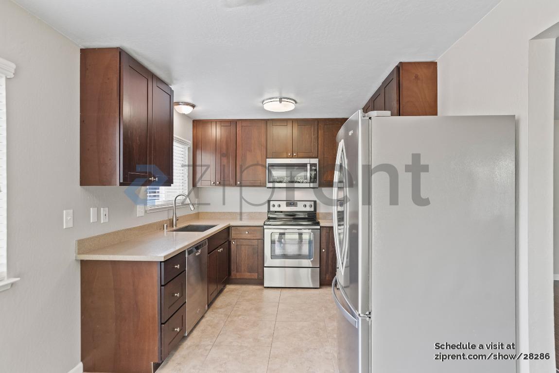 Building Photo - 3185 Country Dr