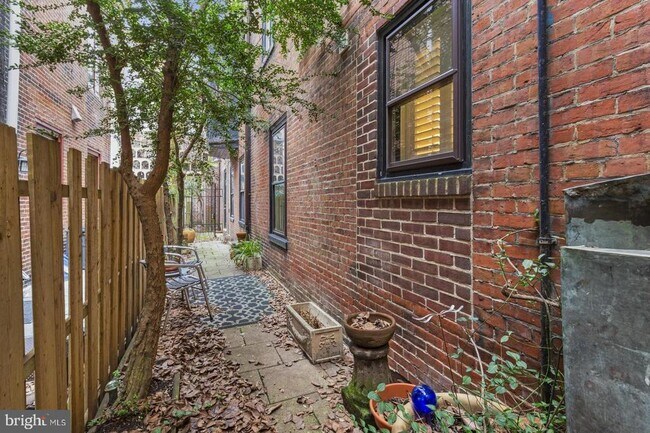 Building Photo - 323 S 17th St
