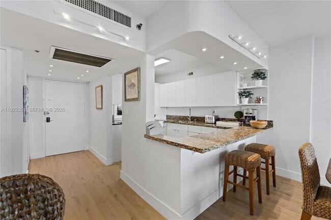 Building Photo - 100 Lincoln Rd