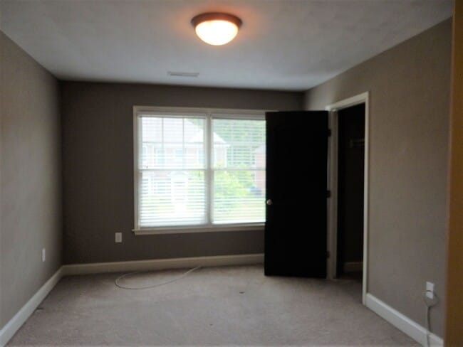 Building Photo - Like New Townhome in Old SW! Close to Cari...