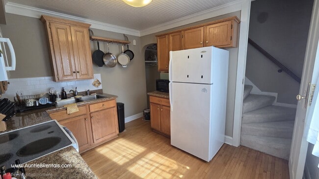 Building Photo - 428 Warwick St