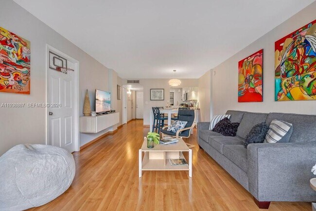 Building Photo - 105 Royal Pk Dr